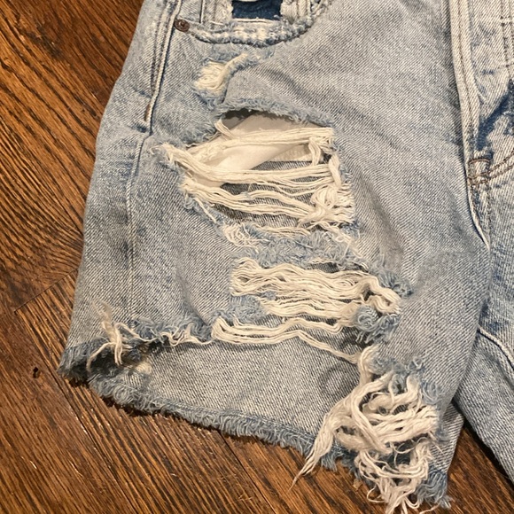 American Eagle Ripped/Distressed Jean Shorts Size 4 - Picture 3 of 9